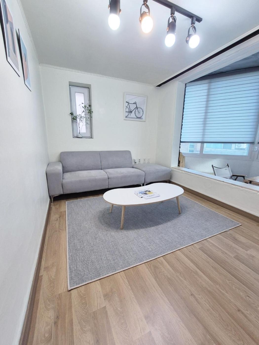 Apartemen Travel And Live In A Sunny House Up To 10 Hongdae