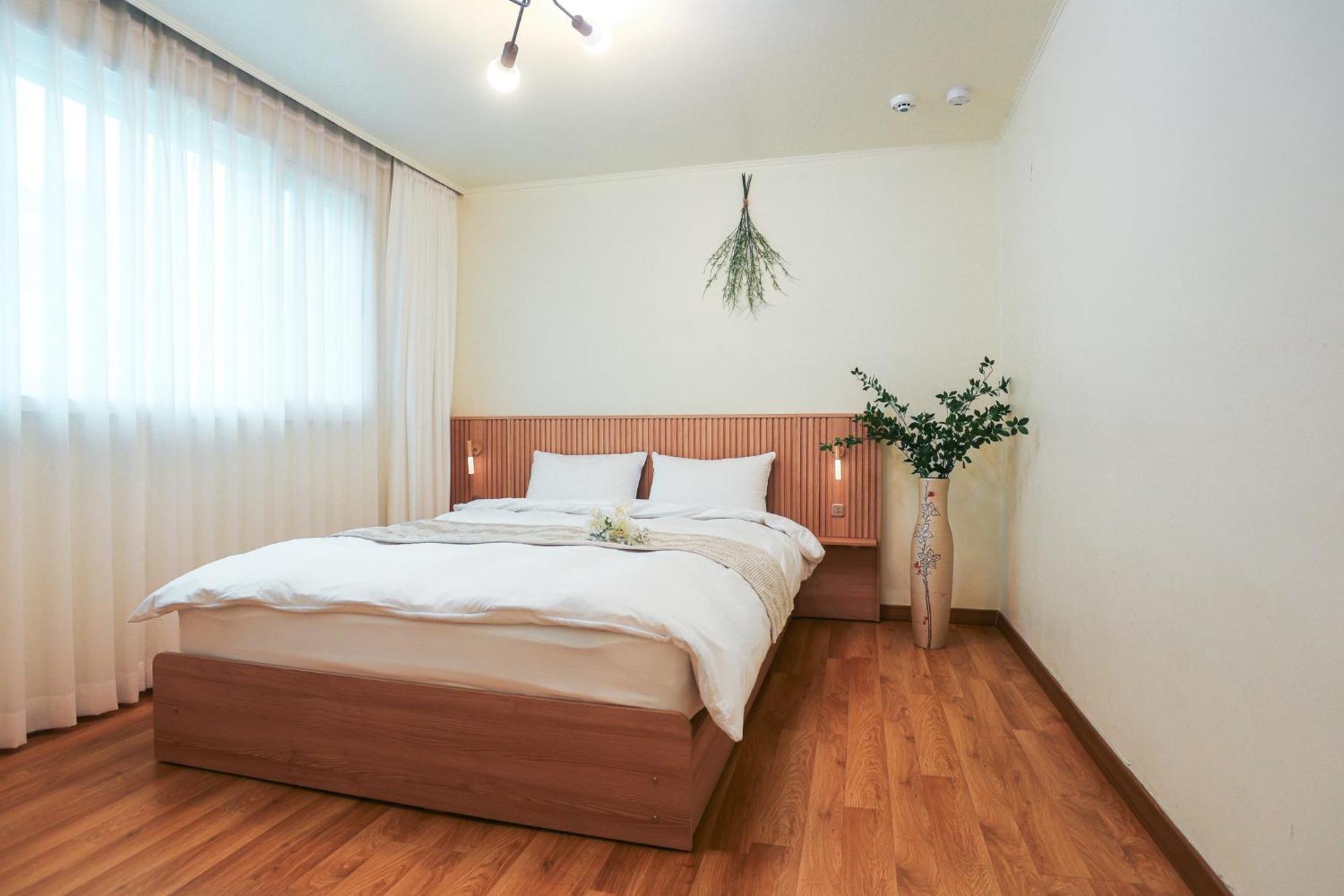 Apartemen Travel And Live In A Sunny House Up To 10 Hongdae *