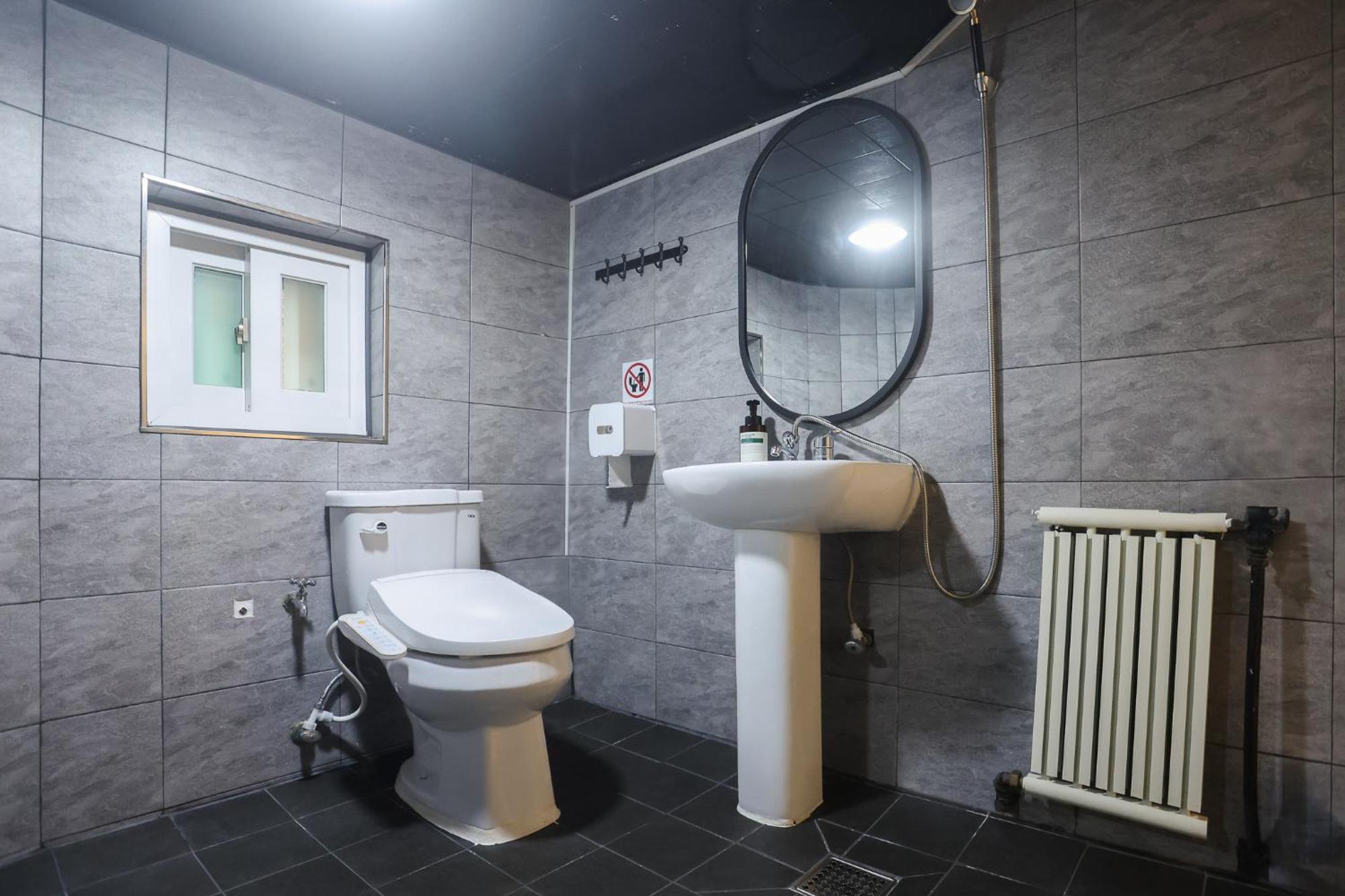 Travel And Live In A Sunny House Up To 10 Hongdae Apartemen Seoul