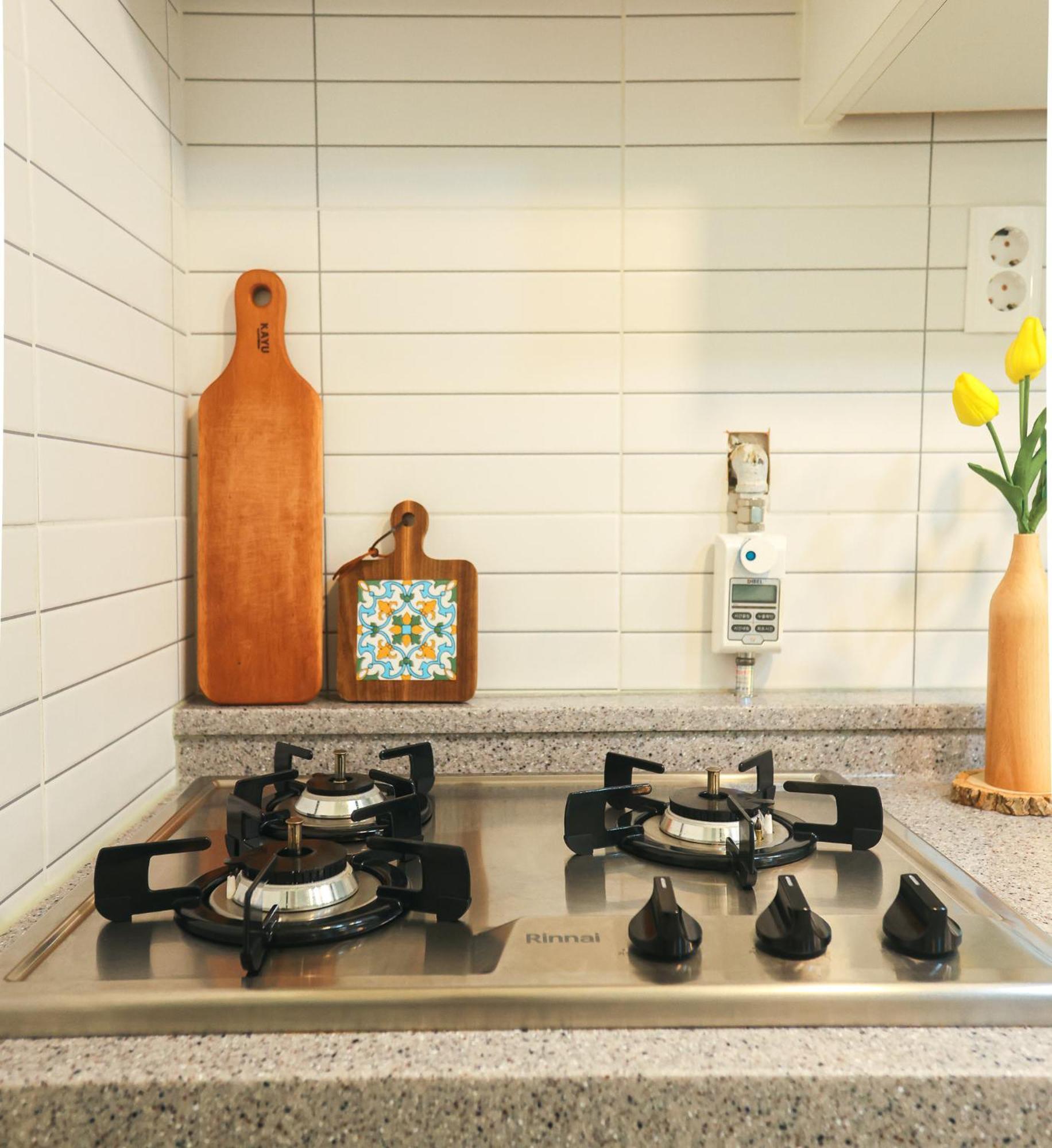 Travel And Live In A Sunny House Up To 10 Hongdae Apartemen Seoul