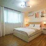 Travel And Live In A Sunny House Up To 10 Hongdae