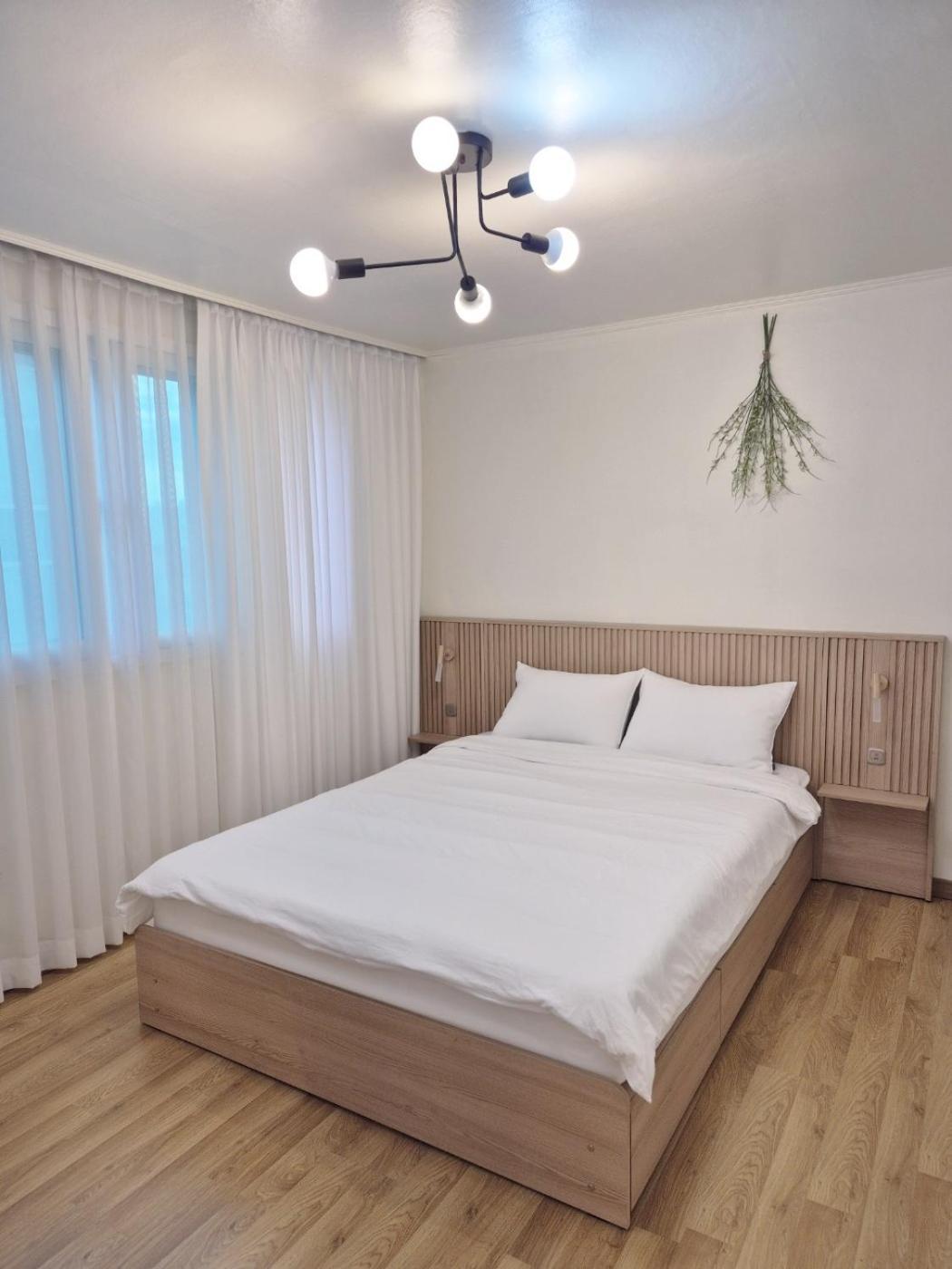 Travel And Live In A Sunny House Up To 10 Hongdae Apartment