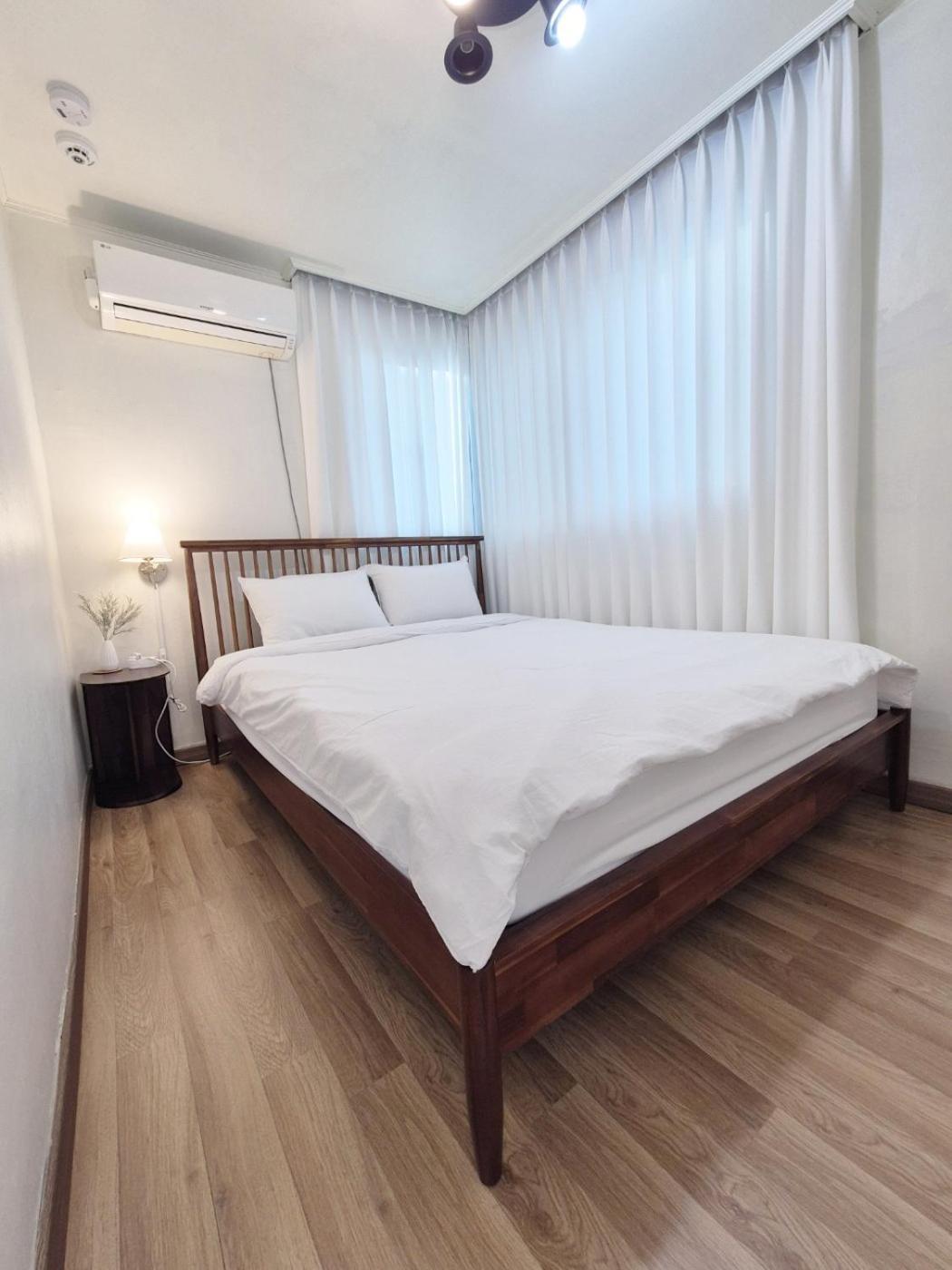 Apartment Travel And Live In A Sunny House Up To 10 Hongdae