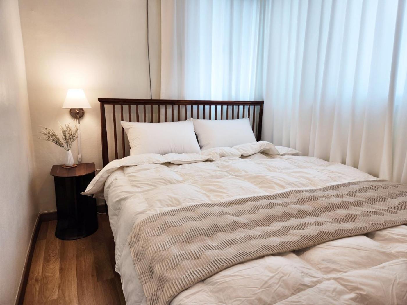 Travel And Live In A Sunny House Up To 10 Hongdae Apartment