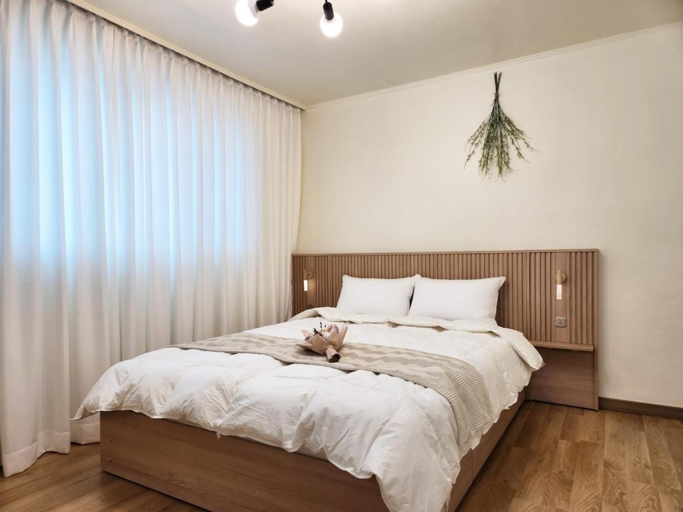 Apartment Travel And Live In A Sunny House Up To 10 Hongdae Seoul