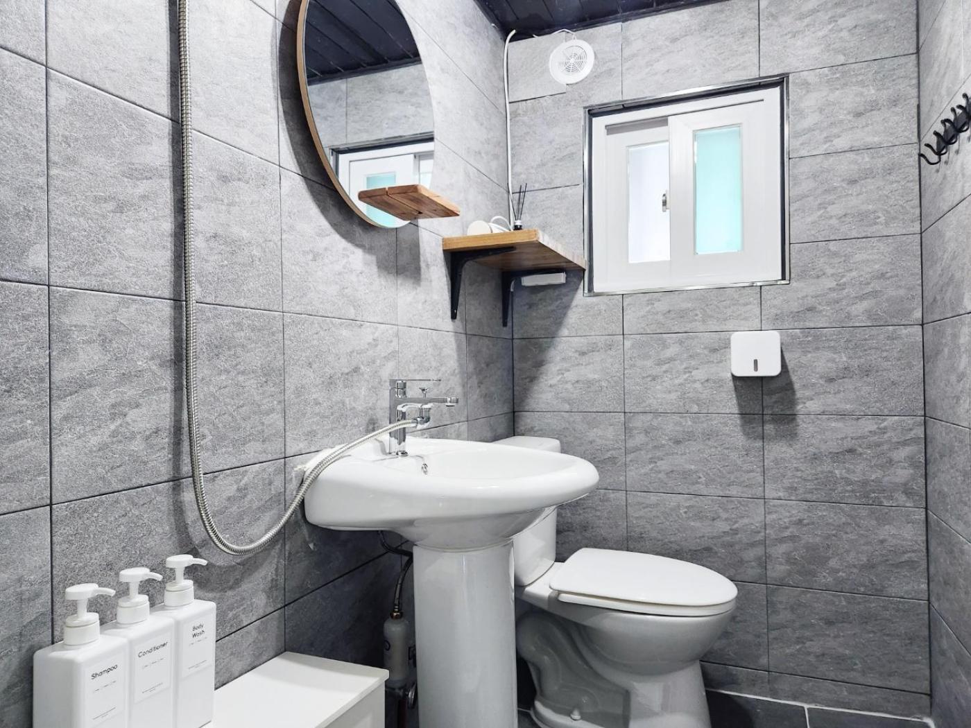 Travel And Live In A Sunny House Up To 10 Hongdae * Seoul