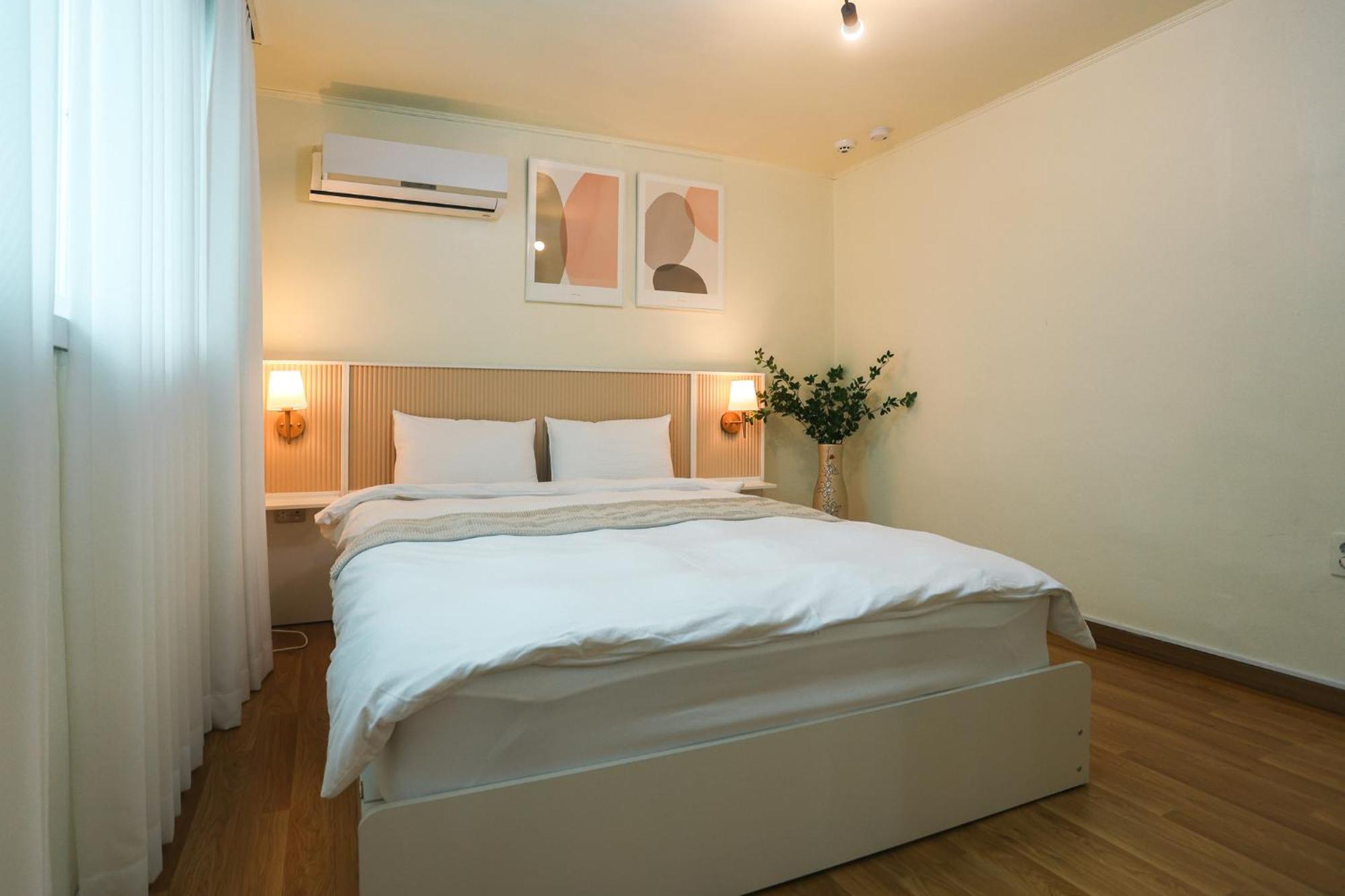 Travel And Live In A Sunny House Up To 10 Hongdae Apartment *