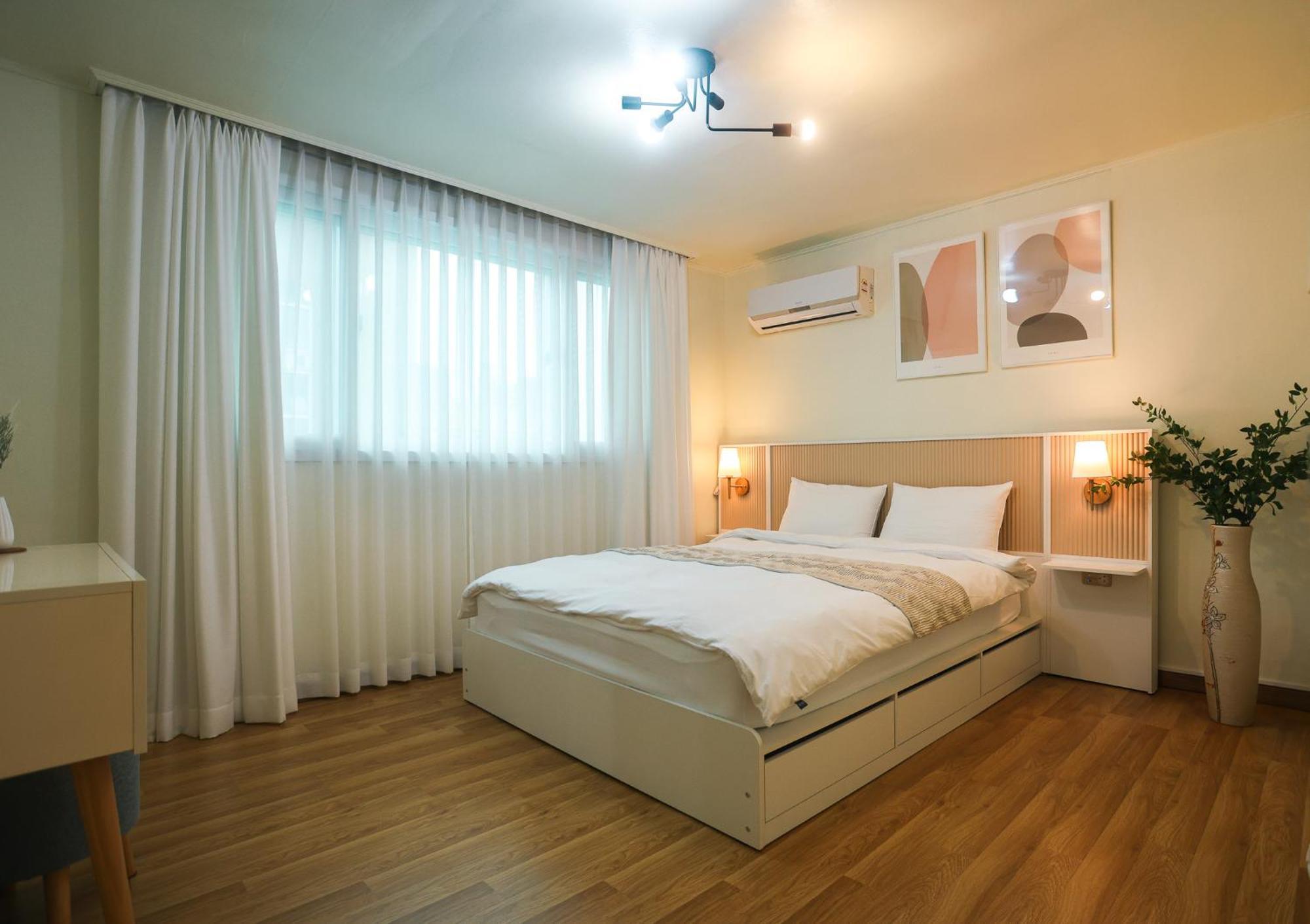 Travel And Live In A Sunny House Up To 10 Hongdae Apartment *