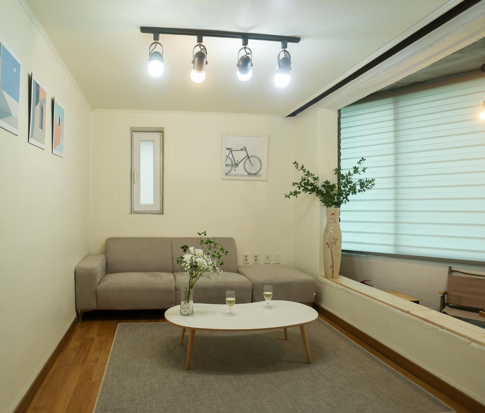 Travel And Live In A Sunny House Up To 10 Hongdae * Seoul
